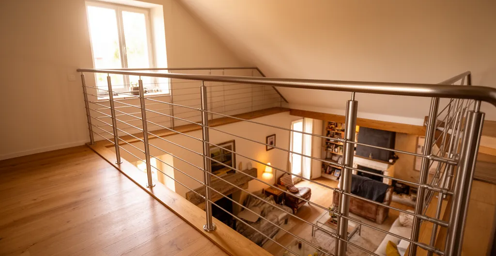 Garde-corps en acier avec câbles inox le long d'une mezzanine intérieure