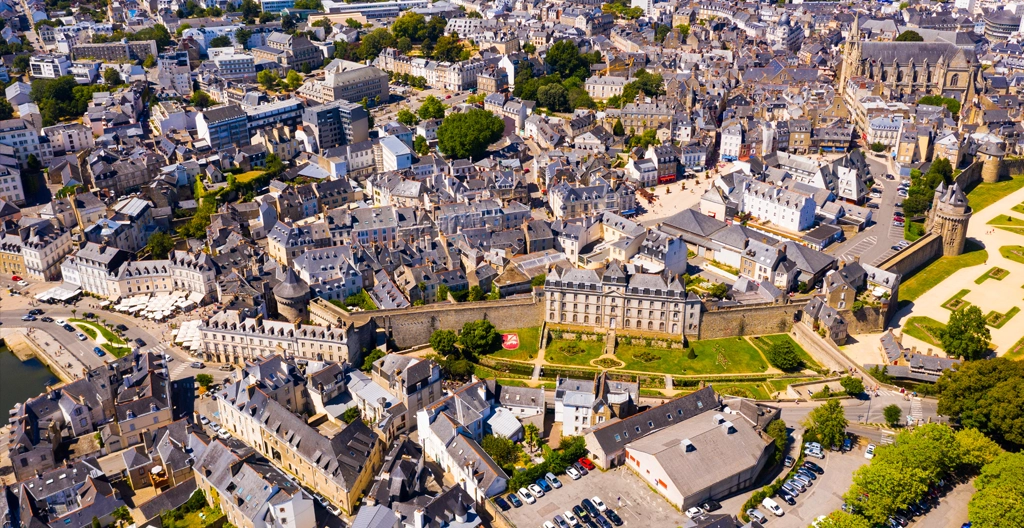 Mesure de dénivelé sur un terrain en pente dans un lotissement du Morbihan